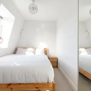 Modern 1 Bed Flat 2 Mins Walk From Restaurants Bars Clubs & Beach! Wow! Bournemouth